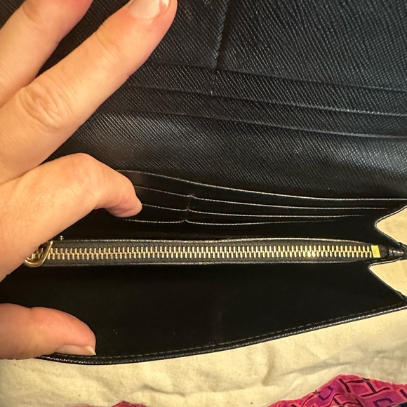 Prada wallet 7.5 x 3.5 black in excellent condition. Absolutely beautiful. - Picture 3 of 9